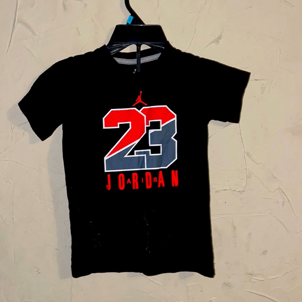 Boys black Tee size 6/ M